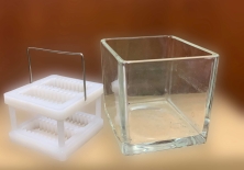 Емкость стеклянная  для окраски микропрепаратов на предметных стеклах со штативом на 20 стекол